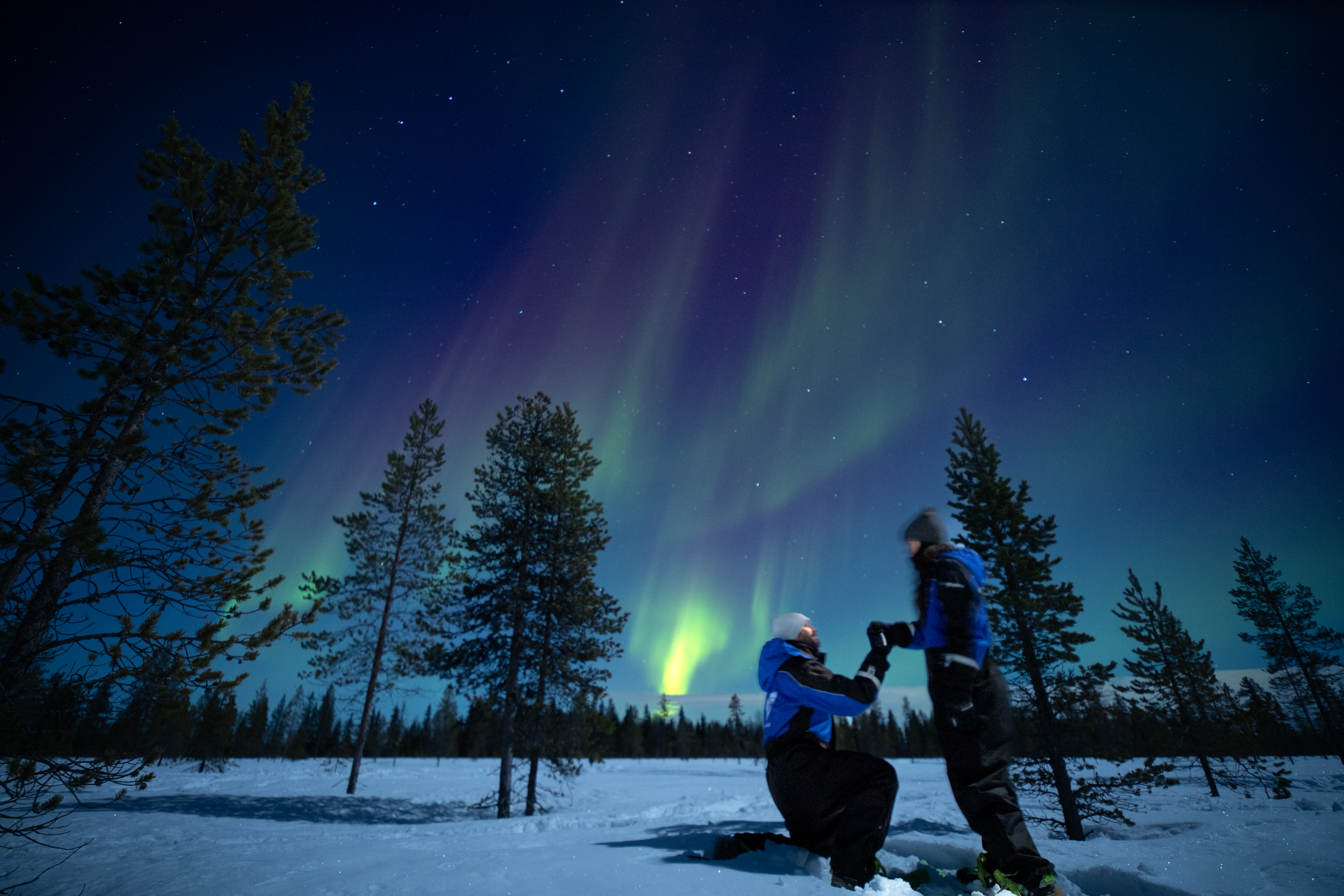 Giulia e Riccardo con l'aurora boreale