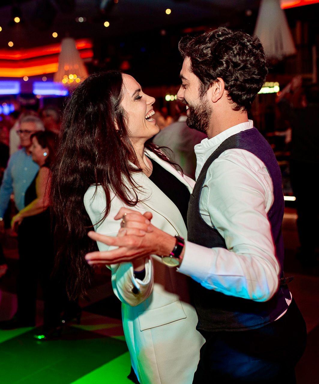 Giulia e Riccardo ballano